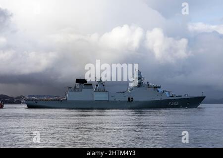 Frégate de classe Huitfeldt danoise F362 HDMS Peter Willemoes à Byfjorden, au large du port de Bergen, en Norvège. Un hiver sombre, pluvieux et brumeux Banque D'Images