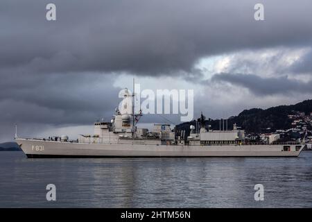 Frégate Dutch Karel doorman-class F3831 HNLMS Van Amstel à Byfjorden, à l'extérieur du port de Bergen, en Norvège. Banque D'Images