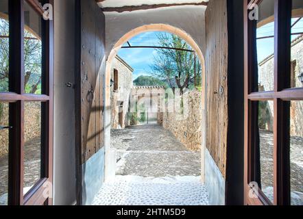 Vue depuis la porte de la finca traditionnelle, Majorque, les Baléares, Espagne Banque D'Images