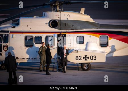 01 mars 2022, Brandebourg, Schönefeld: Le chancelier allemand OLAF Scholz sort d'un hélicoptère appartenant à l'aile spéciale de la Mission aérienne de l'Armée de l'Air pour voler en avion vers Israël. Scholz voyage en Israël pour sa visite inaugurale en tant que chancelier. Photo: Michael Kappeller/dpa Banque D'Images