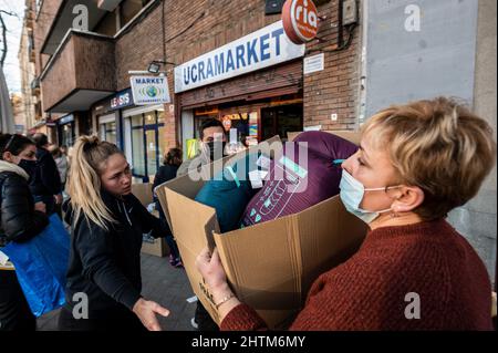 Madrid, Espagne. 01st mars 2022. Personnes organisant du matériel d'aide à envoyer en Ukraine. La boutique ukrainienne Ucramaket est devenue un centre pour recevoir des dons à envoyer en Ukraine, recevoir des médicaments, de la nourriture, des vêtements d'hiver et des trousses de premiers soins. Credit: Marcos del Mazo/Alay Live News Banque D'Images