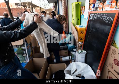 Madrid, Espagne. 01st mars 2022. Personnes organisant du matériel d'aide à envoyer en Ukraine. La boutique ukrainienne Ucramaket est devenue un centre pour recevoir des dons à envoyer en Ukraine, recevoir des médicaments, de la nourriture, des vêtements d'hiver et des trousses de premiers soins. Credit: Marcos del Mazo/Alay Live News Banque D'Images