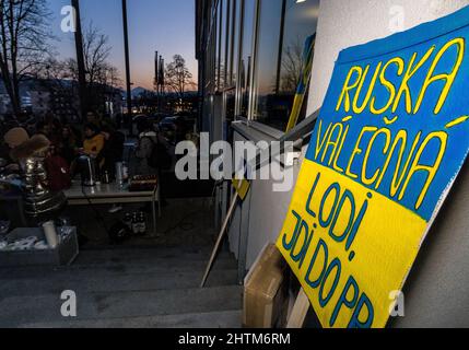 Usti nad Labem, République tchèque. 01st mars 2022. Étudiants de la Faculté de Philosophie, Université de Jan Evangelista Purkyne à Usti nad Labem (UJEP), manifestation de protestation pour montrer le soutien aux étudiants et aux universitaires ukrainiens et condamnation de l'agression russe a eu lieu à Usti nad Labem, République Tchèque, le mardi 1st mars 2022. Crédit : Vojtech Hajek/CTK photo/Alay Live News Banque D'Images