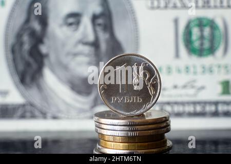 Pièce de monnaie rouble russe sur fond de facture de dollar, la monnaie rouble est sous pression de la géopolitique. Concept de dévaluation du rouble, inflation en Russie, ce Banque D'Images