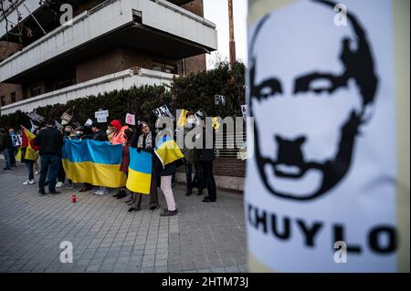 Madrid, Espagne. 01st mars 2022. Les Ukrainiens vivant à Madrid se sont rassemblés devant l'ambassade de Russie pour protester contre les attaques russes en Ukraine qui réclamaient la fin de la guerre. Credit: Marcos del Mazo/Alay Live News Banque D'Images