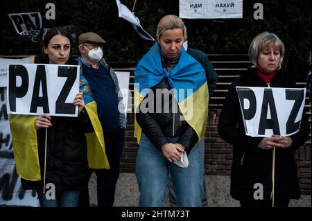 Madrid, Espagne. 01st mars 2022. Les Ukrainiens vivant à Madrid se sont rassemblés devant l'ambassade de Russie pour protester contre les attaques russes en Ukraine qui réclamaient la fin de la guerre. Credit: Marcos del Mazo/Alay Live News Banque D'Images