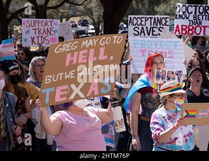 Austin, États-Unis. 01st mars 2022. Les jeunes transgenres texans, leurs proches et leurs familles se rassemblent au Capitole de l'État d'Austin en dénonçant la directive du gouverneur Greg Abbott aux agences de santé de l'État d'enquêter sur les soins d'affirmation de genre aux jeunes transgenres comme abus d'enfant. Cela arrive après que la législature de l'État ait restreint les écoliers transgenres dans les activités sportives. De nombreux fournisseurs de soins de santé autorisés ont repoussé la directive du gouverneur. Crédit : Bob Daemmrich/Alay Live News Banque D'Images