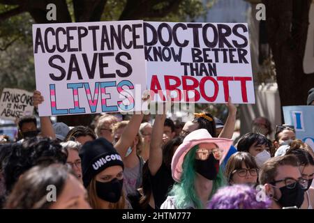 Austin, États-Unis. 01st mars 2022. Les jeunes transgenres texans, leurs proches et leurs familles se rassemblent au Capitole de l'État d'Austin en dénonçant la directive du gouverneur Greg Abbott aux agences de santé de l'État d'enquêter sur les soins d'affirmation de genre aux jeunes transgenres comme abus d'enfant. Cela arrive après que la législature de l'État ait restreint les écoliers transgenres dans les activités sportives. De nombreux fournisseurs de soins de santé autorisés ont repoussé la directive du gouverneur. Crédit : Bob Daemmrich/Alay Live News Banque D'Images