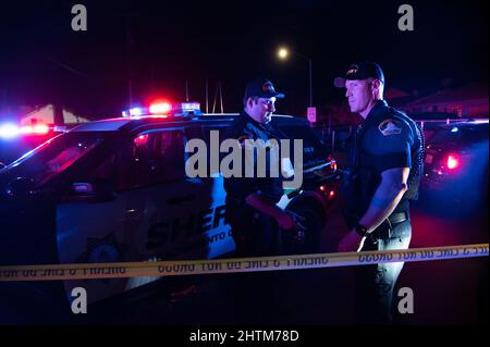 Sacramento, Californie, États-Unis. 28th févr. 2022. La police enquête sur une fusillade à l'église de Sacramento près de Wyda Way et Ethan Way à Sacramento, lundi qui a fait 5 morts. Un père a tué 4 personnes, tuant 3 de ses enfants avant de se tirer sur lui-même à l'église de Sacramento. (Image de crédit : © Paul Kitagaki Jr./ZUMA Press Wire) Banque D'Images