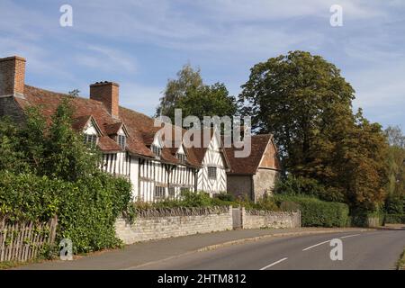Mary Arden's House, Wilmcote, près de Stratford-upon-Avon, Warwickshire, Royaume-Uni. Une maison à colombages noir et blanc avec un ciel bleu à la fin de l'été. Banque D'Images