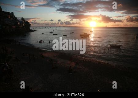 salvador, bahia, brésil - 25 février 2022 : coucher de soleil sur les eaux de Baia dos Santos à Salvador. Banque D'Images