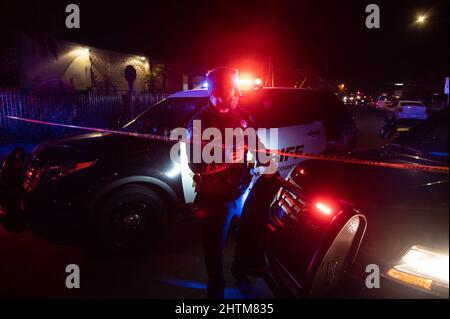 Sacramento, Californie, États-Unis. 28th févr. 2022. La police enquête sur une fusillade à l'église de Sacramento près de Wyda Way et Ethan Way à Sacramento, lundi qui a fait 5 morts. Un père a tué 4 personnes, tuant 3 de ses enfants avant de se tirer sur lui-même à l'église de Sacramento. (Image de crédit : © Paul Kitagaki Jr./ZUMA Press Wire) Banque D'Images