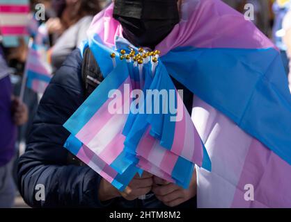 Austin, Texas, États-Unis. 1st mars 2022. Les jeunes transgenres texans qui détiennent des drapeaux, leurs proches et leurs familles se rassemblent au Capitole de l'État d'Austin en dénonçant la directive du gouverneur Greg Abbott aux agences de santé de l'État d'enquêter sur les soins d'affirmation de genre aux jeunes transgenres comme abus d'enfant. Cela arrive après que la législature de l'État ait restreint les écoliers transgenres dans les activités sportives. De nombreux fournisseurs de soins de santé autorisés ont repoussé la directive du gouverneur. (Image de crédit : © Bob Daemmrich/ZUMA Press Wire) Banque D'Images