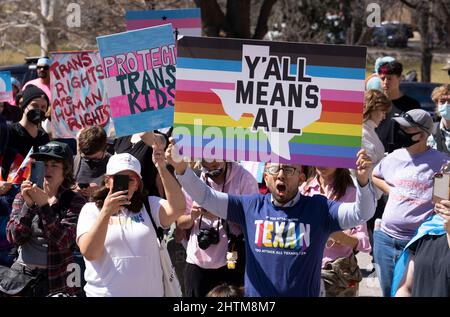 Austin, Texas, États-Unis. 1st mars 2022. Les jeunes transgenres texans, leurs proches et leurs familles se rassemblent au Capitole de l'État d'Austin en dénonçant la directive du gouverneur Greg Abbott aux agences de santé de l'État d'enquêter sur les soins d'affirmation de genre aux jeunes transgenres comme abus d'enfant. Cela arrive après que la législature de l'État ait restreint les écoliers transgenres dans les activités sportives. De nombreux fournisseurs de soins de santé autorisés ont repoussé la directive du gouverneur. (Image de crédit : © Bob Daemmrich/ZUMA Press Wire) Banque D'Images