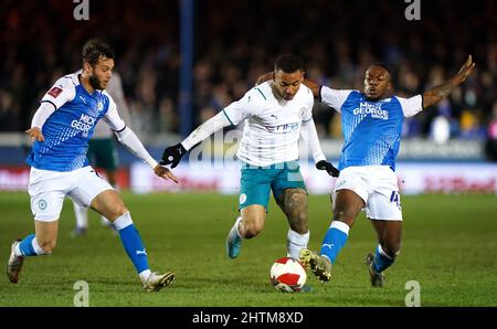 Gabriel Jesus (au centre) de Manchester City est abordé par Jeando Fuchs (à droite) de Peterborough United lors du cinquième match de la coupe Emirates FA au Weston Homes Stadium, Peterborough. Date de la photo: Mardi 1 mars 2022. Banque D'Images