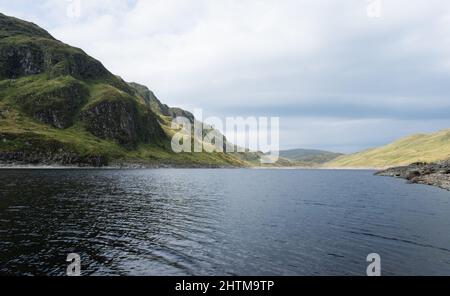 Une vue sur Lochan na Lairige avec les crêtes de montagne ci-dessus, dans la chaîne de montagnes de Breadalbane à Glen Lyon près de Ben Lawers, Écosse, United Kin Banque D'Images