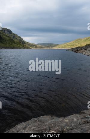 Une vue sur Lochan na Lairige avec les crêtes de montagne ci-dessus, dans la chaîne de montagnes de Breadalbane à Glen Lyon près de Ben Lawers, Écosse, United Kin Banque D'Images