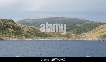 Une vue sur Lochan na Lairige avec les crêtes de montagne ci-dessus, dans la chaîne de montagnes de Breadalbane à Glen Lyon près de Ben Lawers, Écosse, United Kin Banque D'Images