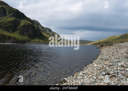 Une vue sur Lochan na Lairige avec les crêtes de montagne ci-dessus, dans la chaîne de montagnes de Breadalbane à Glen Lyon près de Ben Lawers, Écosse, United Kin Banque D'Images