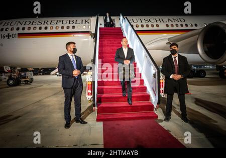 Tel Aviv, Israël. 01st mars 2022. Le chancelier allemand OLAF Scholz (M, SPD) débarque d'un Airbus de la mission aérienne spéciale à l'aéroport de tel Aviv. Scholz est en Israël pour sa première visite en tant que chancelier. Credit: Michael Kappeller/dpa/Alay Live News Banque D'Images