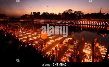 Ujjain, Inde. 1st mars 2022. Dévots lampes de terre légères sur les rives de la rivière Kshipra à l'occasion du festival hindou Mahashivratri dans la région d'Ujjain, État de Madhya Pradesh, Inde, le 1 mars 2022. Credit: STR/Xinhua/Alay Live News Banque D'Images