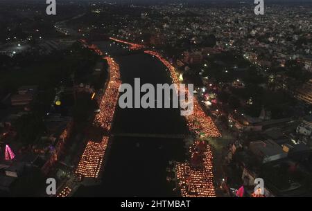 Ujjain, Inde. 1st mars 2022. Dévots lampes de terre légères sur les rives de la rivière Kshipra à l'occasion du festival hindou Mahashivratri dans la région d'Ujjain, État de Madhya Pradesh, Inde, le 1 mars 2022. Credit: STR/Xinhua/Alay Live News Banque D'Images