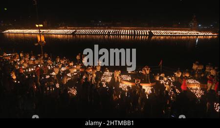 Ujjain, Inde. 1st mars 2022. Dévots lampes de terre légères sur les rives de la rivière Kshipra à l'occasion du festival hindou Mahashivratri dans la région d'Ujjain, État de Madhya Pradesh, Inde, le 1 mars 2022. Credit: STR/Xinhua/Alay Live News Banque D'Images