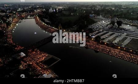 Ujjain, Inde. 1st mars 2022. Dévots lampes de terre légères sur les rives de la rivière Kshipra à l'occasion du festival hindou Mahashivratri dans la région d'Ujjain, État de Madhya Pradesh, Inde, le 1 mars 2022. Credit: STR/Xinhua/Alay Live News Banque D'Images