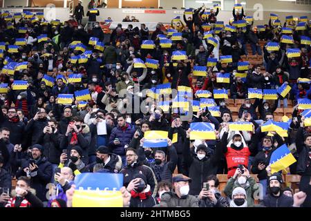 Milan, Italie. Le 1 mars 2022, les fans ont des cartes portant le mot « paix » sur fond jaune et bleu pour représenter le drapeau national de l'Ukraine lors du match semi-final de la première jambe de Coppa Italia entre l'AC Milan et le FC Internazionale au Stadio Giuseppe Meazza le 1 mars 2022 à Milan, en Italie. Credit: Marco Canoniero / Alamy Live News Banque D'Images