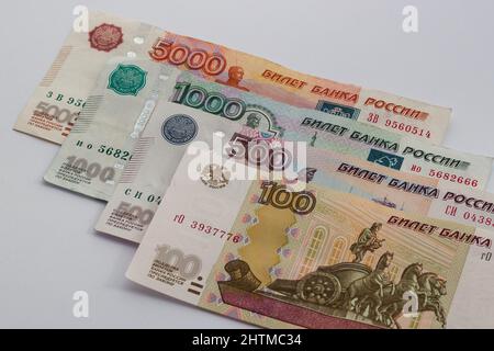 Billets en rouble russes émis par la Banque de Russie. Système financier et économie de la Russie. Système monétaire mondial. Banque D'Images