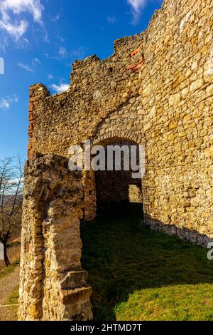 Promenade printanière autour des ruines du château de Brandebourg dans la belle vallée de Werra - Lauchroeden - Thuringe Banque D'Images