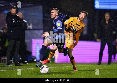 Jason McCarthy de Wycombe Wanderers (à gauche) et James Brophy de Cambridge United se battent pour le ballon lors du match de la Sky Bet League One à Adams Park, High Wycombe. Date de la photo: Mardi 1 mars 2022. Banque D'Images