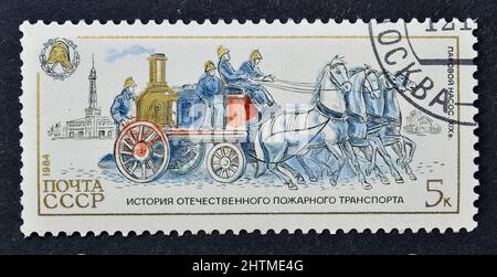 Timbre-poste annulé imprimé par l'Union soviétique, qui montre Horse-tiré Steam-pump, (19th siècle), vers 1984. Banque D'Images