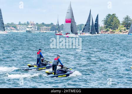 Sydney Australie 26 décembre 2021 : deux policiers patrouillent dans le port de Sydney à bord de motomarines avant le début de la course annuelle de yacht de Sydney à Hobart Banque D'Images