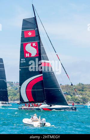 Le yacht de Dovell100 maxi, SHK Scallywag, manœuvrant avant le début de la course de yacht de Sydney à Hobart le 26 décembre 2021 dans le port de Sydney Banque D'Images