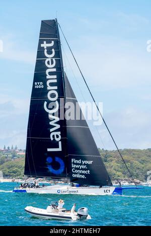 Le yacht Juan-K 100 maxi, LawConnect (Syd1000), qui mandate avant le début de la course de yacht de Sydney à Hobart le 26 décembre 2021 dans le port de Sydney Banque D'Images