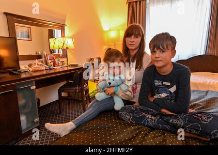 Prague, République tchèque. 01st mars 2022. Anastasia Kupchynska avec son fils de dix ans Danyl et sa fille de cinq ans Rokcolana de la ville ukrainienne d'Ivano-Frankivsk reposent dans une chambre d'hôtel à Prague, République tchèque, le 1 mars 2022. Ils sont partis pour la République tchèque après l'invasion de l'Ukraine par l'armée russe. Crédit : vit Simanek/CTK photo/Alay Live News Banque D'Images