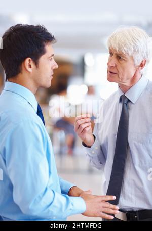 Enseignement. Portrait d'un homme d'affaires dirigeant un jeune cadre au bureau. Banque D'Images