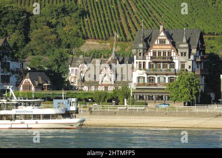 Vue sur l'hôtel Krone, Assmannshausen dans le Rheingau, Hesse, Allemagne Banque D'Images