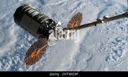 Station spatiale internationale, ORBITE TERRESTRE. 21 février 2022. L'engin spatial Northrop Grumman Cygnus, doté de panneaux solaires en forme de cymbales distincts, est mis à l'assaut par le bras robotique Canadarm2 exploité par l'astronaute de la NASA Raja Chari pour l'amarrage à la Station spatiale internationale, le 21 février 2022 à Earth Orbit. Credit: NASA/NASA/Alamy Live News Banque D'Images