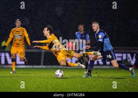 Jason McCarthy de Wycombe Wanderers (à droite) et Harrison Dunk de Cambridge United se battent pour le ballon lors du match de la Sky Bet League One à Adams Park, High Wycombe. Date de la photo: Mardi 1 mars 2022. Banque D'Images