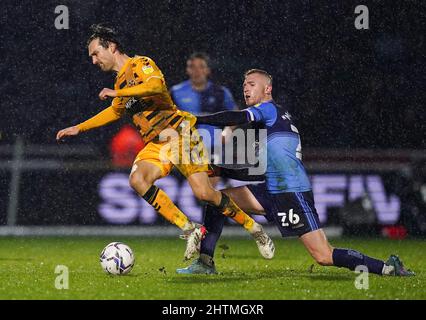 Jason McCarthy de Wycombe Wanderers (à droite) et Harrison Dunk de Cambridge United se battent pour le ballon lors du match de la Sky Bet League One à Adams Park, High Wycombe. Date de la photo: Mardi 1 mars 2022. Banque D'Images