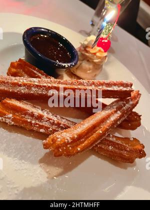 Dessert d'anniversaire de Churros et sauce au chocolat servi dans un restaurant mexicain haut de gamme, NYC, USA, 2022 Banque D'Images