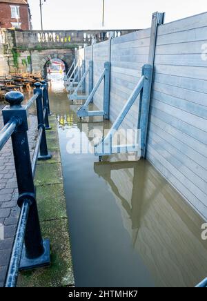 Des défenses contre les inondations d'urgence ont été mises en place, en raison de tempêtes répétées, de fortes précipitations et du niveau des eaux fluviales en raison du changement climatique, du réchauffement de la planète et de torre Banque D'Images