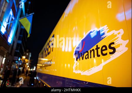 Berlin, Allemagne. 01st mars 2022. Le camion avec des fournitures de secours pour l'Ukraine avant le départ. Le groupe hospitalier étatique de Berlin Vivantes fournit à court terme environ 33 palettes de fournitures médicales provenant de ses propres stocks pour l'Ukraine. Credit: Fabian Sommer/dpa/Alay Live News Banque D'Images