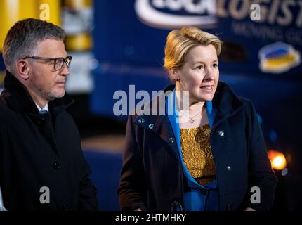 Berlin, Allemagne. 01st mars 2022. Andrij Melnyk, Ambassadeur d'Ukraine, et Franziska Giffey (SPD), Maire de Berlin, se tiennent devant le camion avec des fournitures d'aide pour l'Ukraine. Le groupe hospitalier étatique de Berlin Vivantes fournit à court terme environ 33 palettes de fournitures médicales provenant de ses propres stocks pour l'Ukraine. Credit: Fabian Sommer/dpa/Alay Live News Banque D'Images