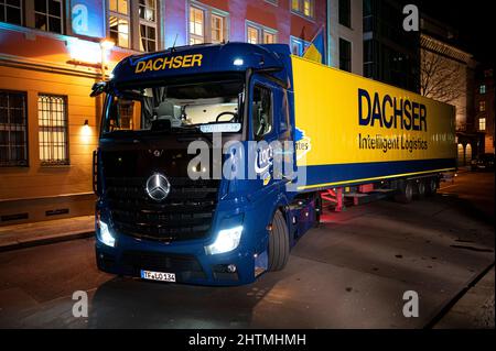 Berlin, Allemagne. 01st mars 2022. Le camion avec des fournitures de secours pour l'Ukraine avant le départ. Le groupe hospitalier étatique de Berlin Vivantes fournit à court terme environ 33 palettes de fournitures médicales provenant de ses propres stocks pour l'Ukraine. Credit: Fabian Sommer/dpa/Alay Live News Banque D'Images