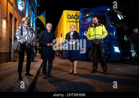 Berlin, Allemagne. 01st mars 2022. Dorothea Schmidt, Directrice générale de la gestion des ressources humaines Vivantes, Andrij Melnyk, Ambassadeur d'Ukraine, Franziska Giffey (SPD), Maire de Berlin, et le chauffeur de camion se tiennent devant le camion avec des fournitures de secours pour l'Ukraine. Le groupe hospitalier de Berlin Vivantes, qui appartient à l'État, fournit à court terme environ 33 palettes de fournitures médicales provenant de ses propres stocks pour l'Ukraine. Credit: Fabian Sommer/dpa/Alay Live News Banque D'Images