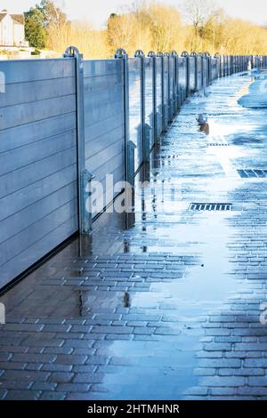 Des défenses contre les inondations d'urgence ont été mises en place, en raison de tempêtes répétées, de fortes précipitations et du niveau des eaux fluviales en raison du changement climatique, du réchauffement de la planète et de torre Banque D'Images