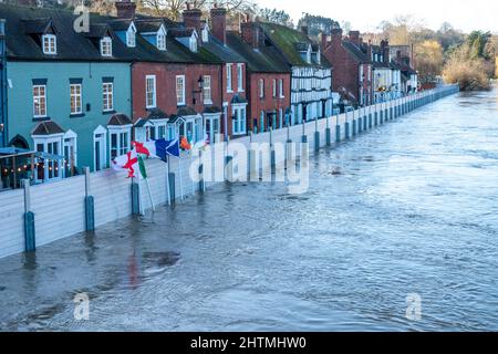 En raison du changement climatique et du réchauffement de la planète, des défenses d'urgence contre les inondations ont été mises en place, pour protéger les maisons et les entreprises près de la rivière severn, torrents de W. Banque D'Images